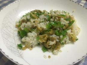 最后饭要粒粒分开，酱油搅拌均匀，即可出锅