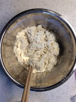 豆渣加入等量的面粉搅拌均匀，加入酵母水搅拌成雪花状，和成光滑的面团