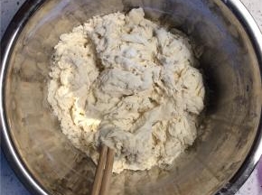 豆渣加入等量的面粉搅拌均匀，加入酵母水搅拌成雪花状，和成光滑的面团