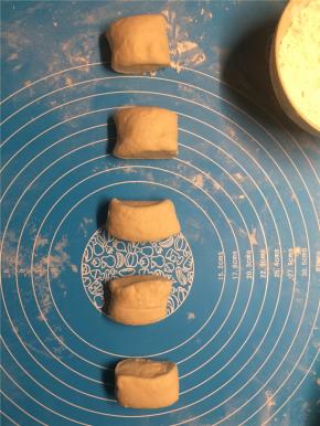 发酵好的面团排气后均匀地分成小剂子