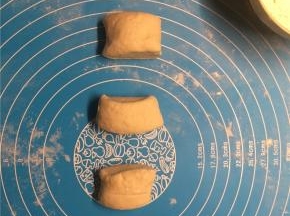 发酵好的面团排气后均匀地分成小剂子