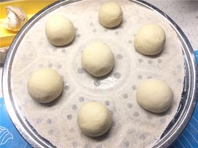 每个小剂子滚圆做成馒头状，放在蒸屉上