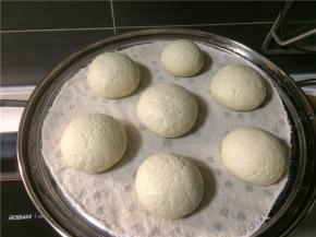 二次醒发30分钟左右至面团变大，上蒸锅中火蒸15分钟即可