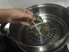 在蒸锅里加入水，将大闸蟹放入，蒸15分钟