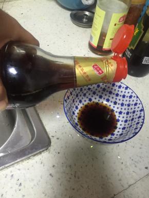 在碗加入少许醋和酱油，加入适量盐，用勺子搅拌均匀