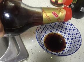 在碗加入少许醋和酱油，加入适量盐，用勺子搅拌均匀