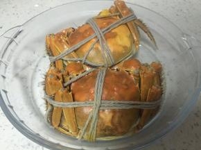 大闸蟹出锅，置于盘中