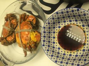 可将酱料淋于大闸蟹上，也可沾着吃，味道十分鲜美