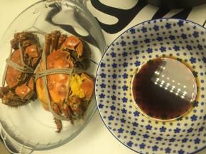 可将酱料淋于大闸蟹上，也可沾着吃，味道十分鲜美