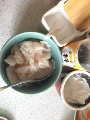 龙利鱼切薄片，加料酒、食盐、淀粉拌匀腌制10分钟。番茄去皮切薄片，姜切丝，蒜切蒜末