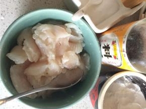 龙利鱼切薄片，加料酒、食盐、淀粉拌匀腌制10分钟。番茄去皮切薄片，姜切丝，蒜切蒜末