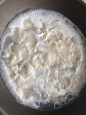 煮一锅开水，用筷子将腌好的鱼片一片一片下入沸水中，不要搅拌，全部鱼片下完后待锅里的水再次沸腾即可将鱼片轻轻捞出备用