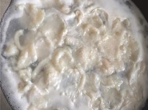 煮一锅开水，用筷子将腌好的鱼片一片一片下入沸水中，不要搅拌，全部鱼片下完后待锅里的水再次沸腾即可将鱼片轻轻捞出备用