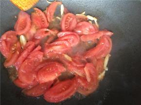 热油爆香蒜末姜丝，下入番茄片翻炒