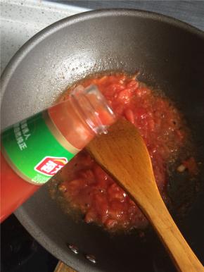 炒到番茄片软烂出汁，倒入番茄酱，加入食盐调味，用水淀粉勾芡使汤汁变浓稠