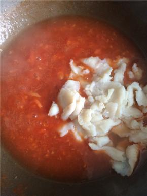 下入烫好的鱼片，轻轻搅匀，小火慢炖两分钟即可