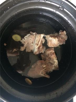 排骨剁小块洗净飞水，加入足量清水和几片生姜大火煮开，然后转小火加盖慢炖一个小时