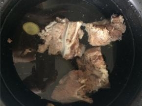 排骨剁小块洗净飞水，加入足量清水和几片生姜大火煮开，然后转小火加盖慢炖一个小时