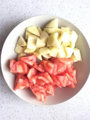 土豆去皮切滚刀块，番茄去皮切小块