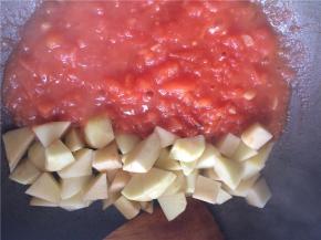 炒至番茄软烂出汁，下入土豆块继续翻炒两分钟