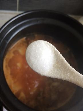 待土豆熟透，加盐调味即可关火