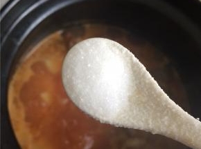 待土豆熟透，加盐调味即可关火