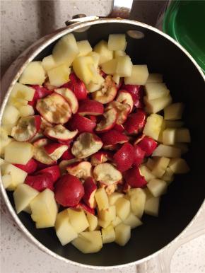 山楂去蒂去核，切成小块，苹果切成小块