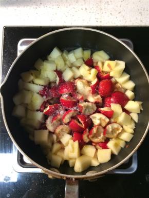 加入白糖和没过所有材料的清水，大火煮开后转小火慢煮至山楂和苹果软烂，山楂大概煮15分钟就会烂，苹果就需要多煮一会儿