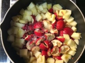 加入白糖和没过所有材料的清水，大火煮开后转小火慢煮至山楂和苹果软烂，山楂大概煮15分钟就会烂，苹果就需要多煮一会儿