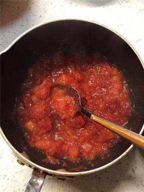 将煮好的材料用勺子压烂