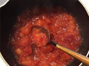 将煮好的材料用勺子压烂