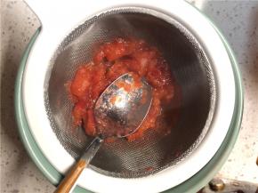 拿一个筛子用勺子背过滤出果泥