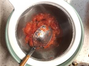 拿一个筛子用勺子背过滤出果泥