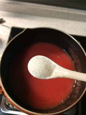 过滤出的果泥尝一下，不够甜的话再次加糖调味，小火熬煮，去掉多余水分，直到用勺子画出纹路不会消失