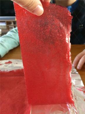 取出晾凉后即可揭起卷成果丹皮