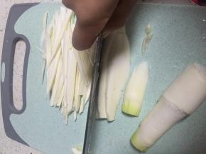 准备茭白，洗干净，切丝