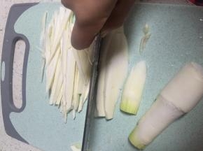 准备茭白，洗干净，切丝