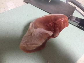 准备猪肉一块，将肉切片