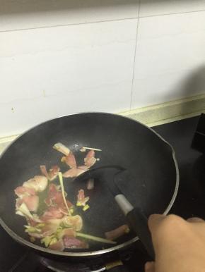 加入猪肉片翻炒2-3分钟，至变色