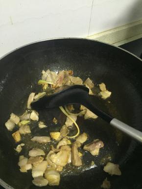 待变色后，加入鲜酱油、料酒和少许盐，翻炒1-2分钟