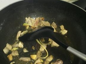 待变色后，加入鲜酱油、料酒和少许盐，翻炒1-2分钟