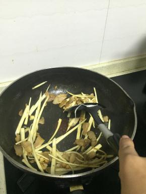 加入茭白丝翻炒均匀，2-3分钟