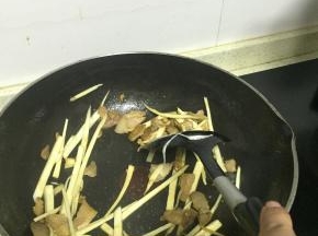 加入茭白丝翻炒均匀，2-3分钟