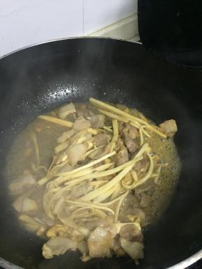 加入少量的水，依次加入少量鲜酱油和盐，炒匀