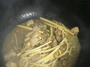 加入少量的水，依次加入少量鲜酱油和盐，炒匀