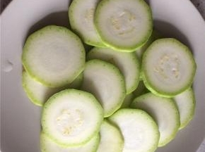 西葫芦切圆片