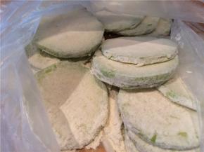 放入保鲜袋，加入面粉和一点盐，将袋子吹鼓，拧紧袋口，摇动袋子，让每片西葫芦都滚到面粉