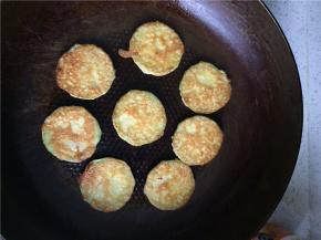 翻面后将另一面也煎至金黄即可