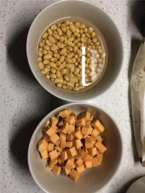 黄豆提前一晚清水泡发，红薯去皮切小丁