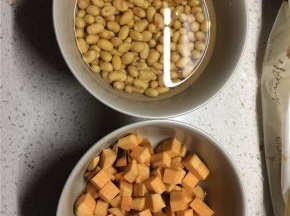 黄豆提前一晚清水泡发，红薯去皮切小丁